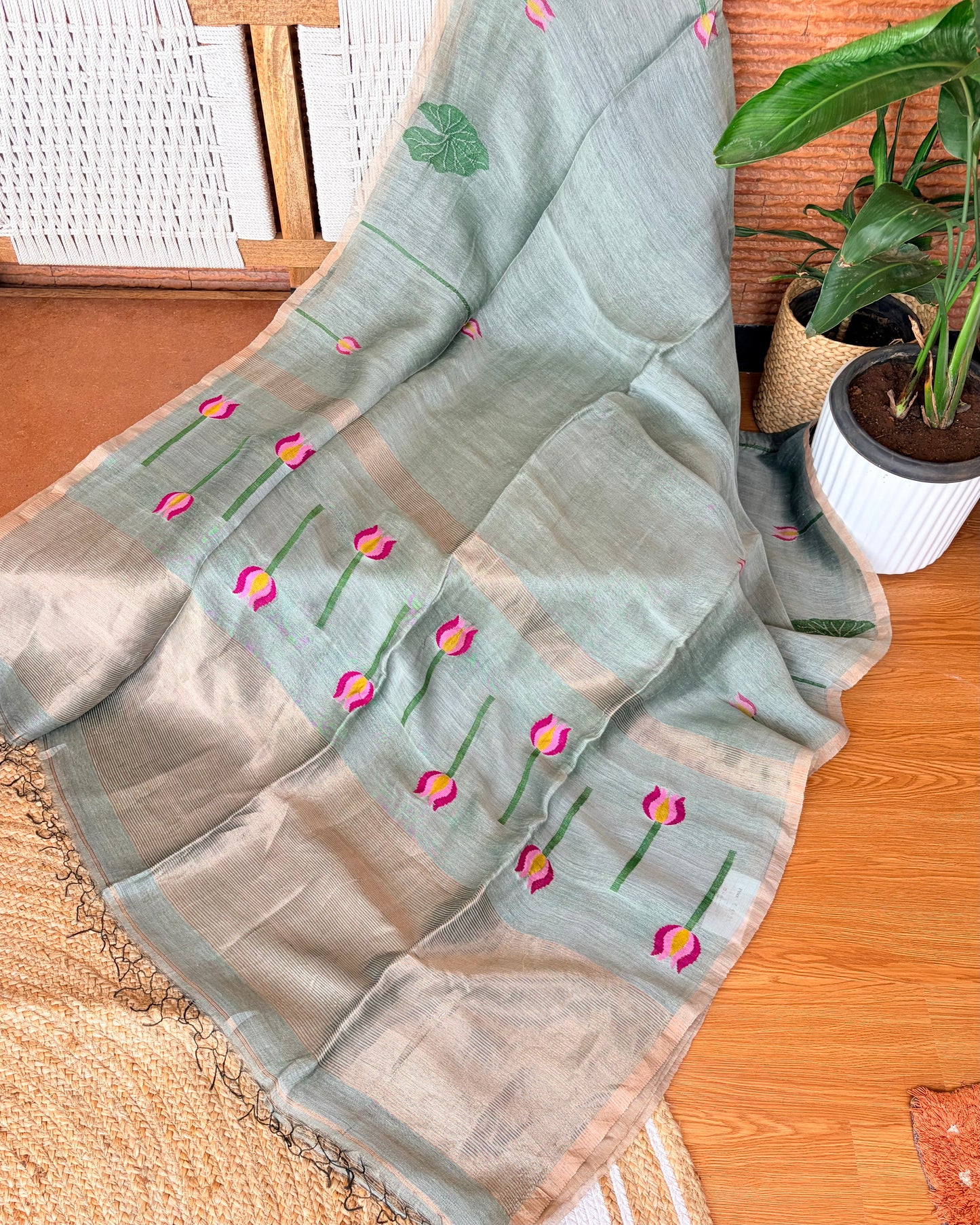 Jalika Lotus bud - Sage glow